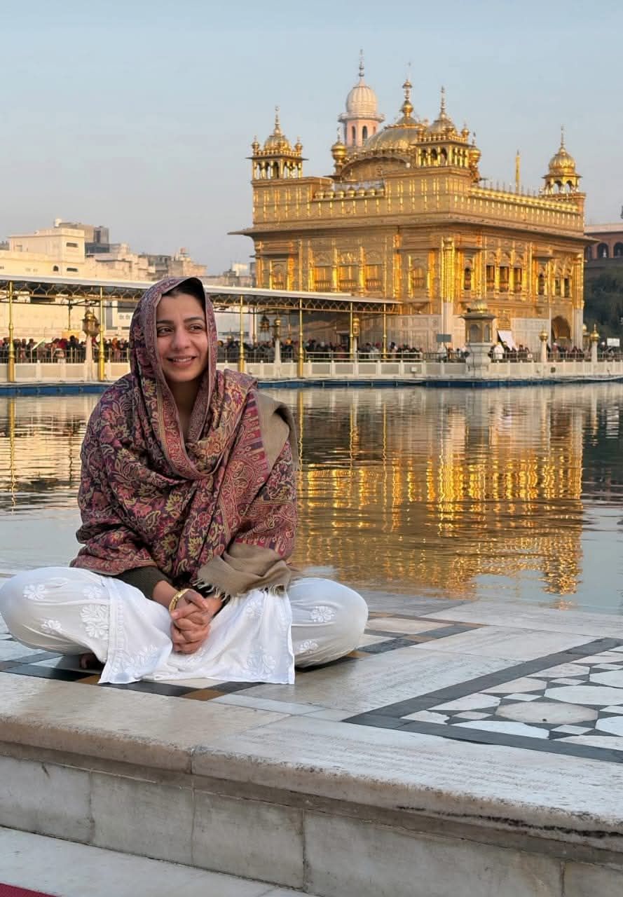 श्री दरबार साहिब नतमस्तक हुई Jasmine Sandlas

#jasminesandlas #darbarsahib #amri…