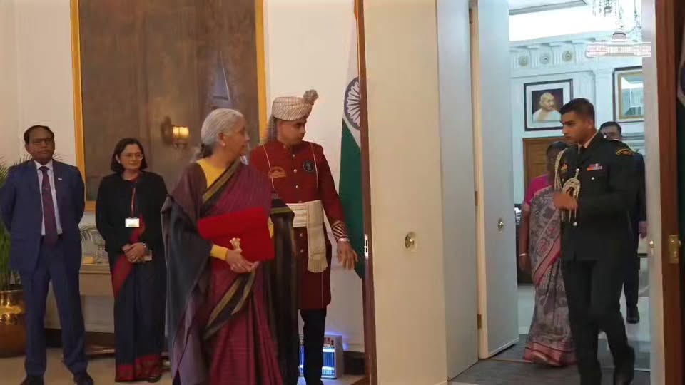 केंद्रीय बजट पेश करने से पहले राष्ट्रपति से मिलीं वित्त मंत्री निर्मला सीतारमण
क…