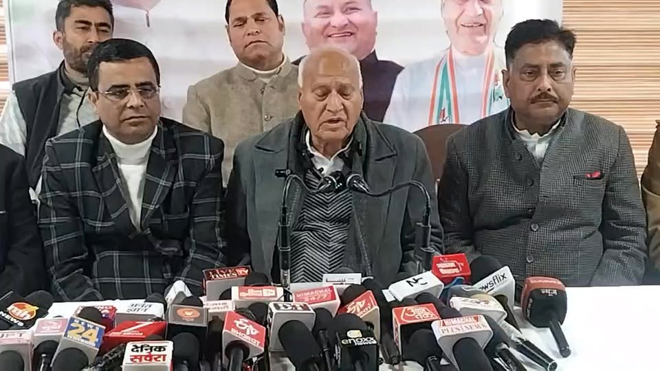 धर्मशाला  : कृषि मंत्री प्रो. चौधरी चंद्र कुमार धर्मशाला में कर रहे प्रेस वार्ता