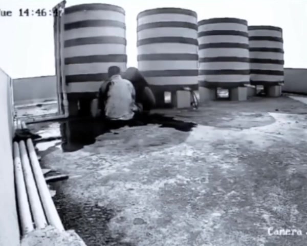 घर की छत पर व्यक्ति बॉम्ब बना रहा था … जोकि फट जाता है..यह एक viral video है ह…