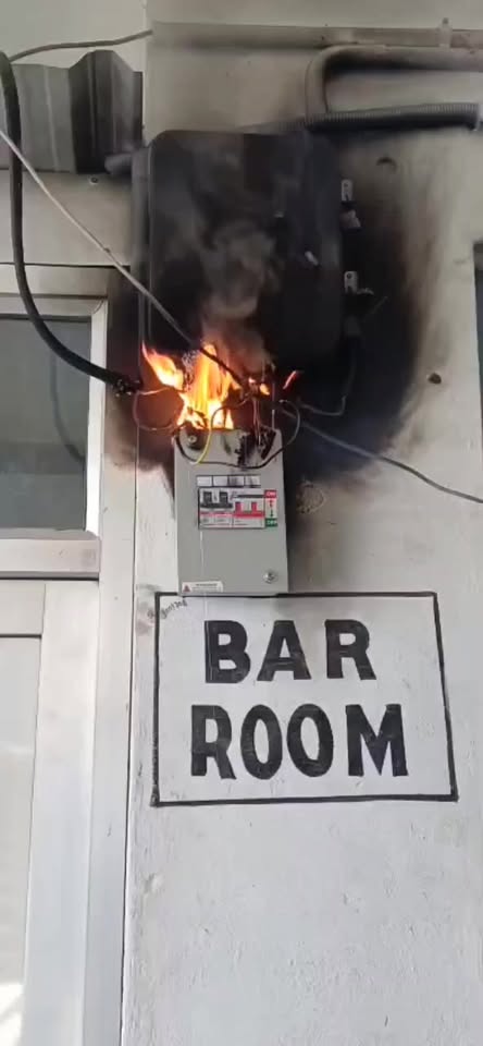 तिस्सा में SDM कार्यालय के पास हाल ही में स्मार्ट मीटर में लगी आग, मचा हड़कंप
#k…