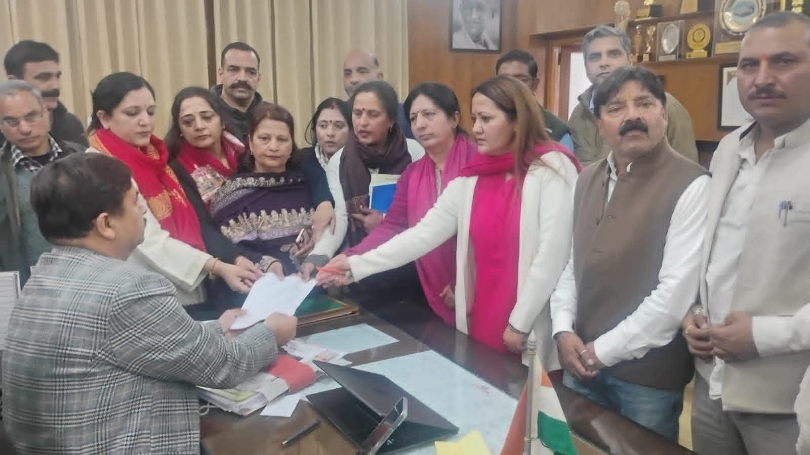 भाजपा पार्षदों ने निगम बजट पेश किए जाने के विरोध में उपायुक्त को सौंपा ज्ञापन
#k…