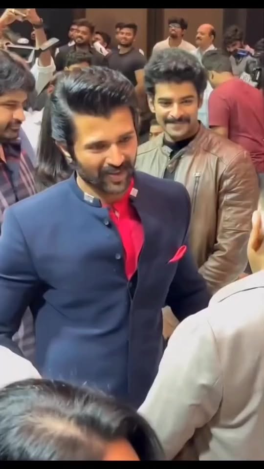 Vijay Deverakonda और Rashmika Mandanna के बीच का यह प्यारा पल हम सभी का दिल जीत …