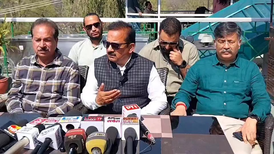 धर्मशाला  : भाजपा पर्यटन प्रकोष्ठ  की बैठक के बाद स्टेट कोऑर्डिनेटर चमन कपूर क्य…