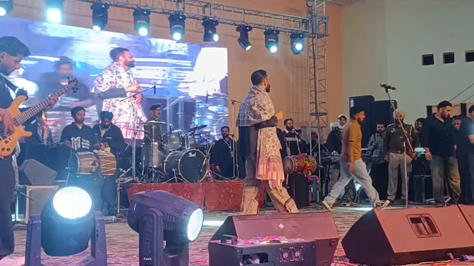 हमीरपुर : सुजानपुर में होली मेले के दौरान पंजाबी गायक बब्बू मान अपनी प्रस्तुति द…