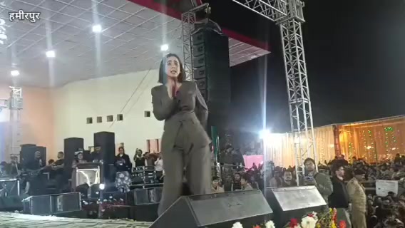 हमीरपुर :पंजाबी गायक सुनंदा शर्मा ने सुरीली आवाज़ से सुजानपुर होली उत्सव में बिखे…