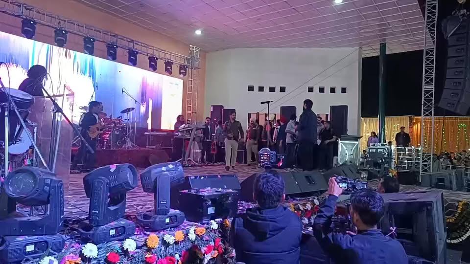 हमीरपुर : राष्ट्रीय होली उत्सव में पंजाबी गायक मनकीरत ओलख सुजानपुर में अपनी प्रस…