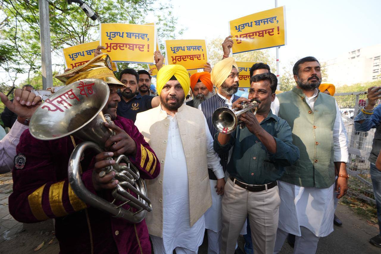 कांग्रेसी नेता प्रताप सिंह बाजवा की टिप्पणियों के विरोध में ‘बैंड बाजे’ के साथ प…