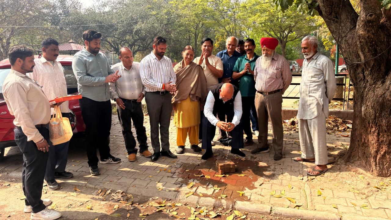 प्रेस नोट

सेक्टर 42 बी एवं सी के पार्कों के आसपास पेवर ब्लॉक कार्य का शुभारंभ

…