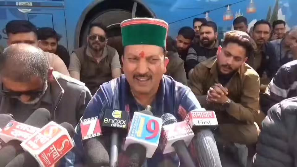 शिमला: HRTC बसों के थमे पहिये, ड्राइवर कन्डक्टर यूनियन के नारों के बीच बस स्टैंड…