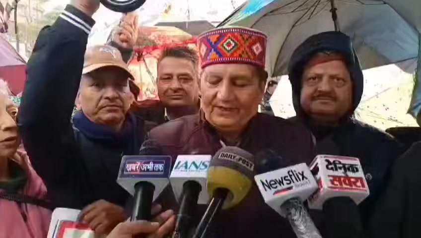 धर्मशाला : अपनी मांगों को लेकर सड़कों पर उतरे पेंशनर्स पर संयुक्त पेंशनर्स संघर्…