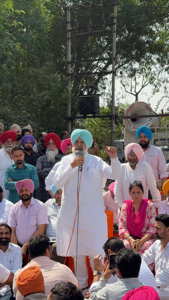 पंजाब पुलिस की धक्केशाही के खिलाफ एसएसपी कार्यालय के बाहर पूर्व स्वास्थ्य मंत्री…