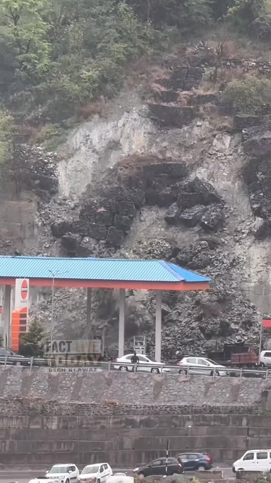 Himachal में लगातार बारिश के चलते कई जगह पर land slide 
#newsupdate2026 #factliv…