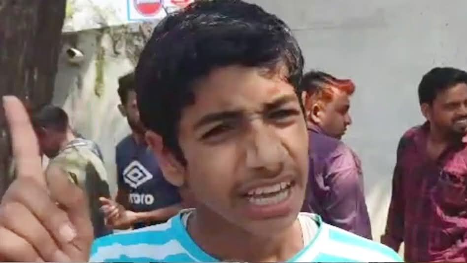 ‘न हिंदू, न मुस्लिम, बस एजुकेशन…’ गैस के लिए लाइन में खड़े 14 साल के बच्चे ने ह…