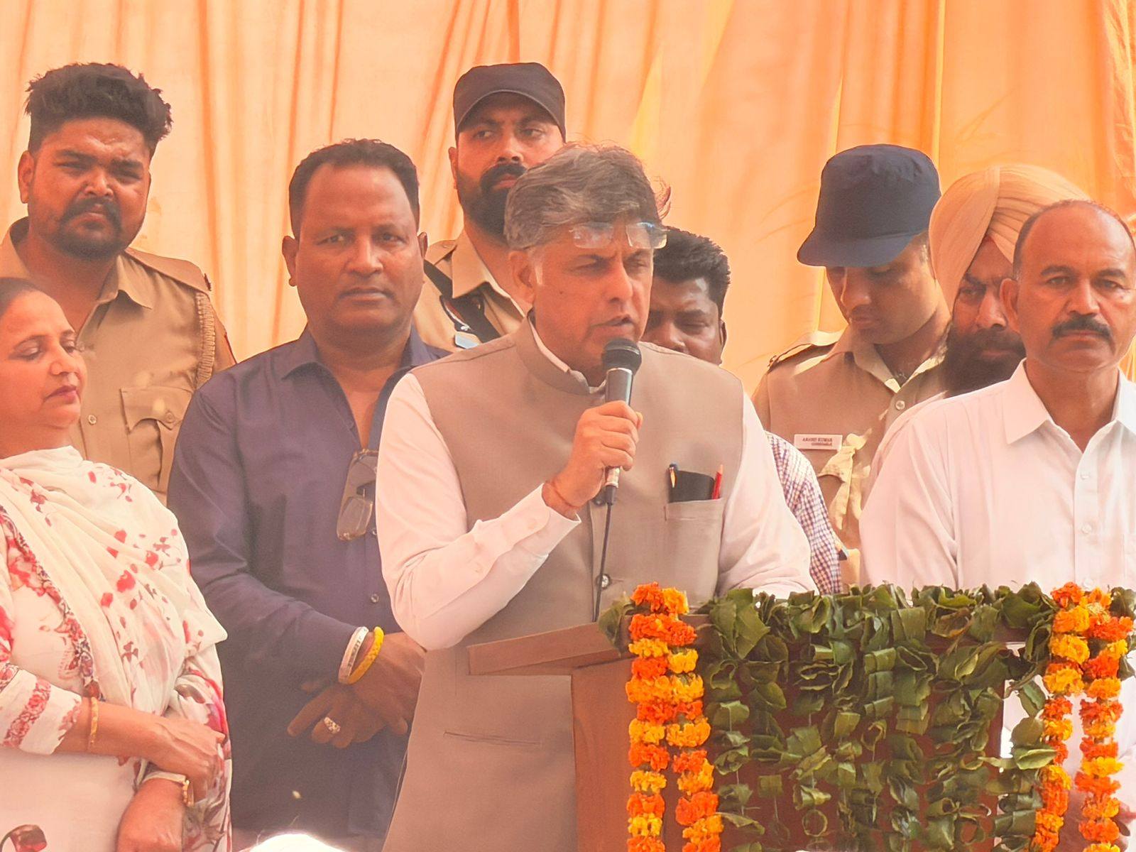 सांसद मनीष तिवारी सेक्टर 32 सी की टेनामेंट्स कॉलोनी में सांसद निधि कोष से लगवाए …