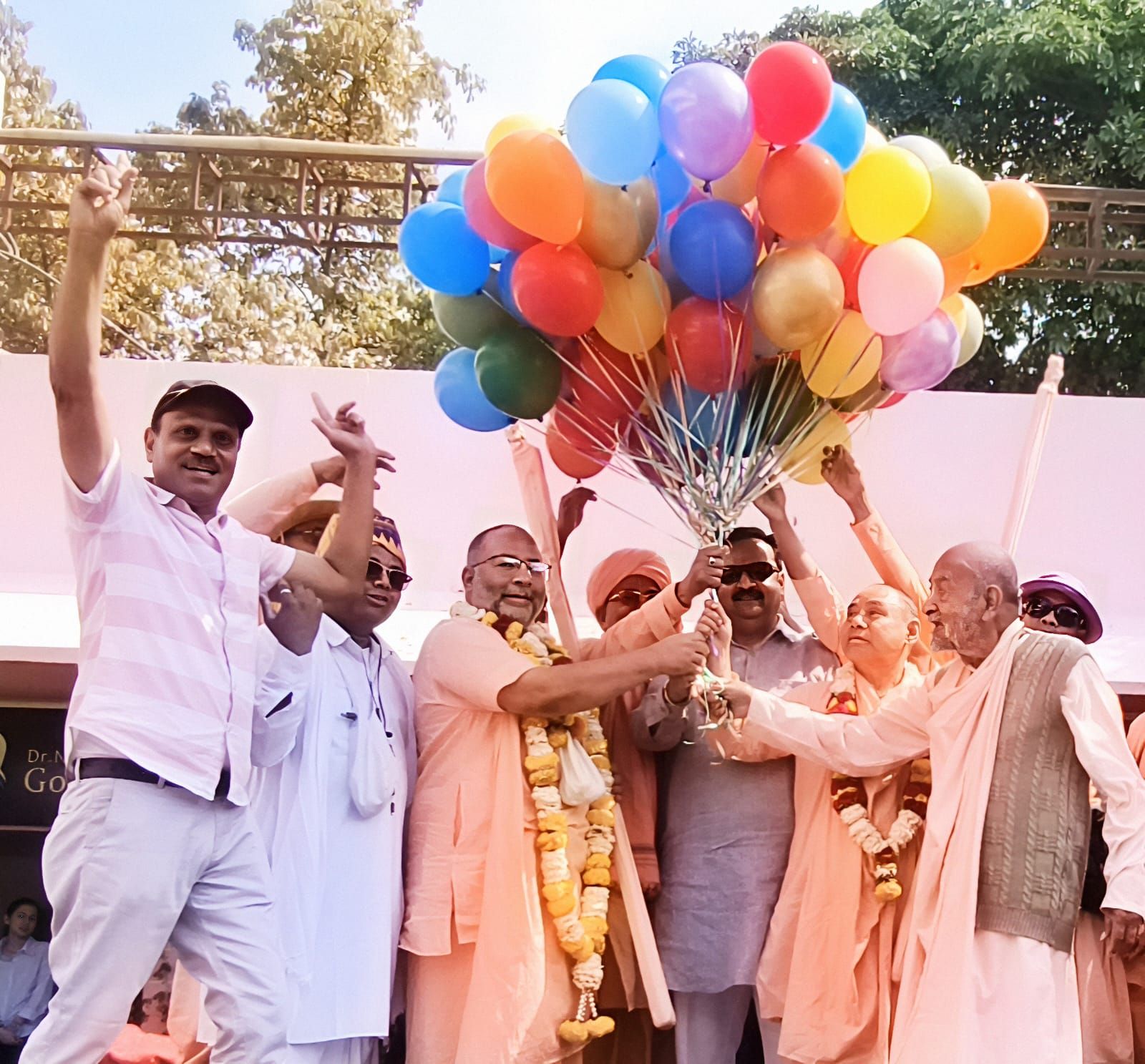 रंग-बिरंगे गुब्बारे आकाश में छोड़कर मठ मंदिर के वार्षिक महोत्सव शुभारंभ किया

धर…