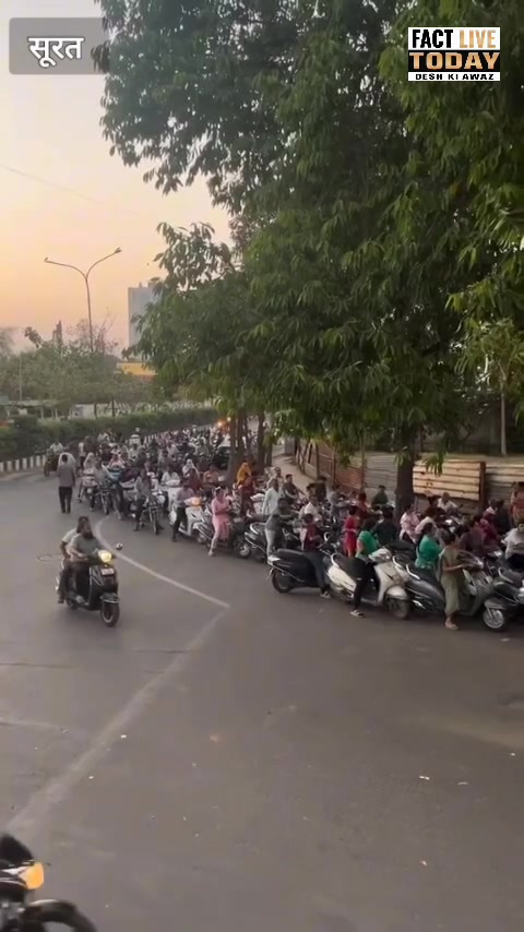 सूरत में पेट्रोलपंप के बाहर का नज़ारा 
#likesharecommentfolloweveryone #followers…