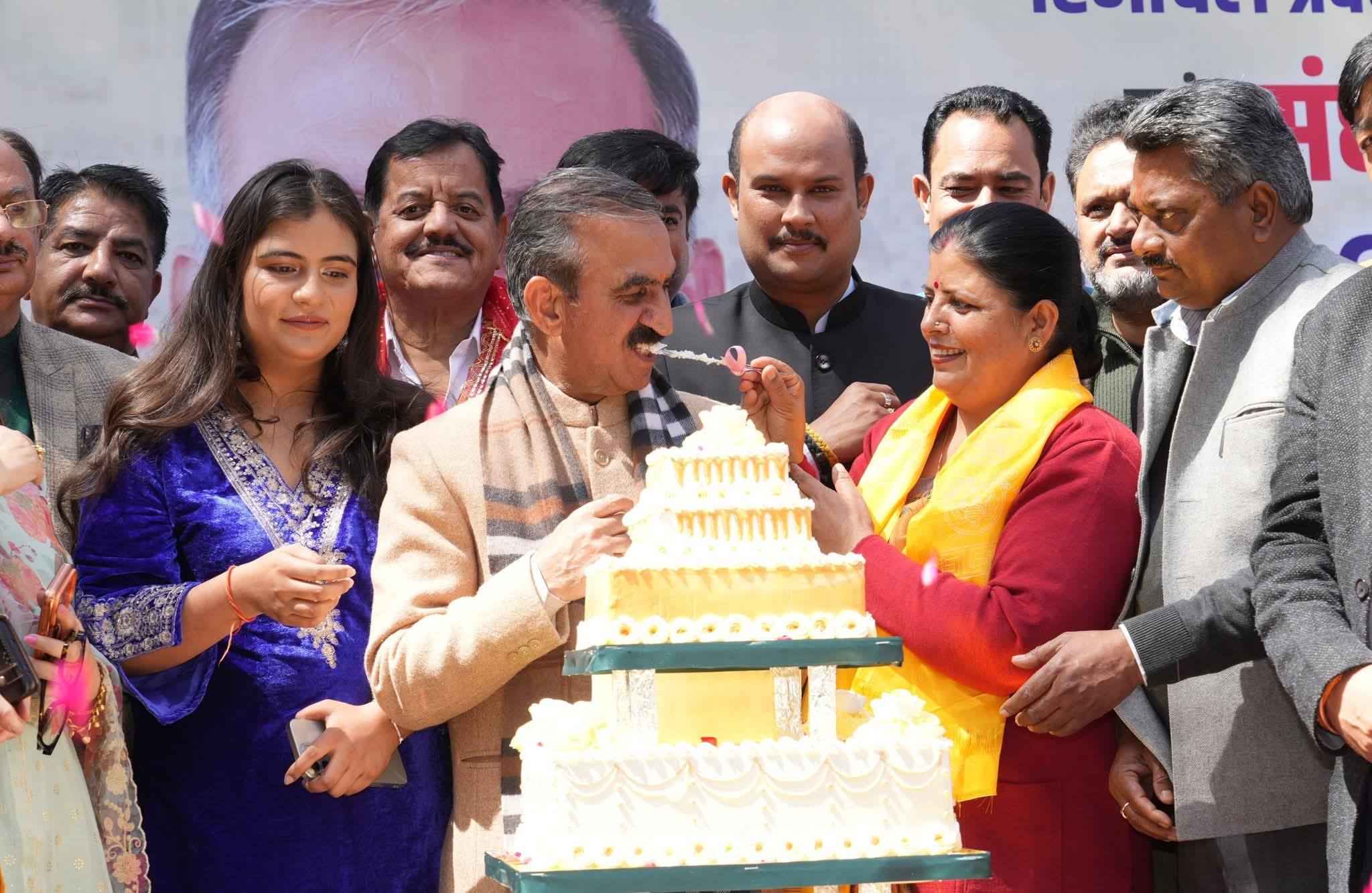 आज मेरे जन्मदिन के अवसर पर ओक ओवर में आप सभी की गरिमामयी उपस्थिति ने इस दिन को स…