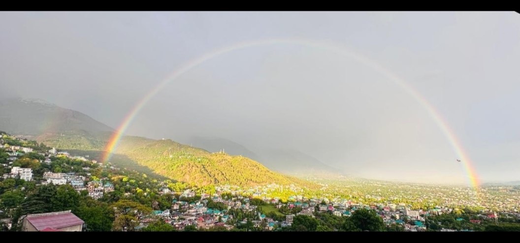 #धर्मशाला में इंद्रधनुष का मनमोहक नज़ारा
बारिश के बाद आसमान में बिखरे सात रंगों …