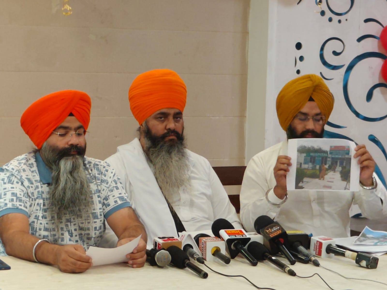 सिख संगत ने सेक्टर 38 स्थित गुरुद्वारा संतसर साहिब में सिख मर्यादा के कथित उल्लं…