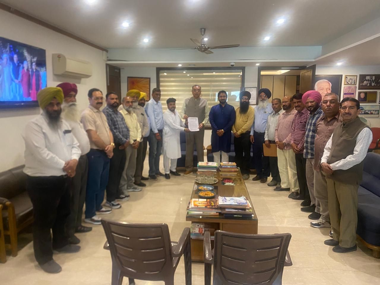 ज्वाइंट एक्शन कमेटी ने संजय टंडन को सौंपा कॉन्फ्रेंस का न्योता, कर्मचारियों की स…