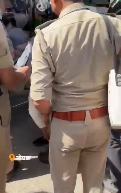 नोएडा में हिंसक प्रदर्शन, कवरेज के दौरान भास्कर रिपोर्टर को पुलिस ने डंडा मारा, …