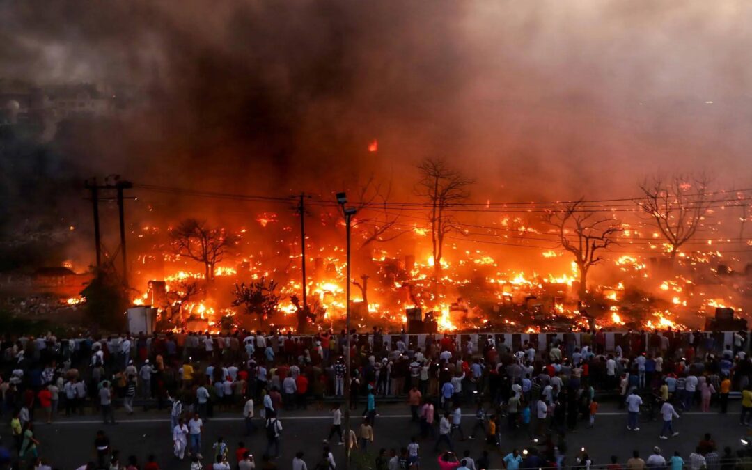 बुधवार शाम लखनऊ के विकासनगर के सेक्टर 11 में भीषण आग लगने से 280 से अधिक झुग्गिय…