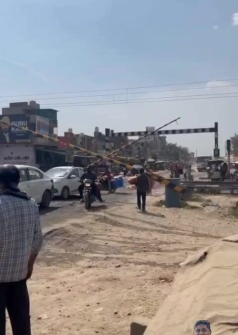 जनता की बेवकूफी का छोटा सा उदाहरण 
#parliamentwomenreservationbill #factlivetoda…