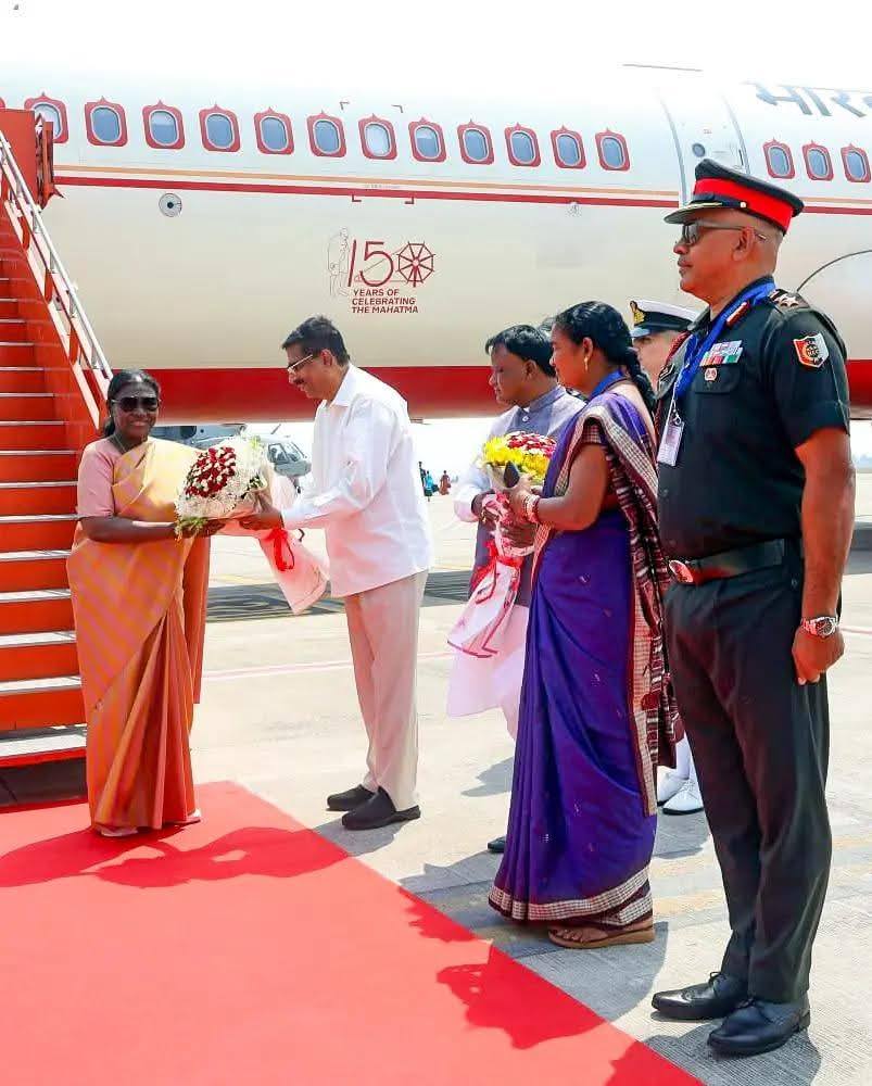 | President #DroupadiMurmu was welcomed by #Odisha Governor Dr Hari Babu Kambham…