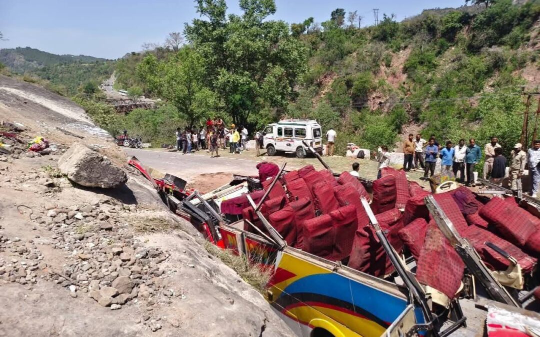 जम्मू कश्मीर के उधमपुर में भीषण सड़क हादसा: अनियंत्रित होकर अचानक पलट गई बस, 15 …