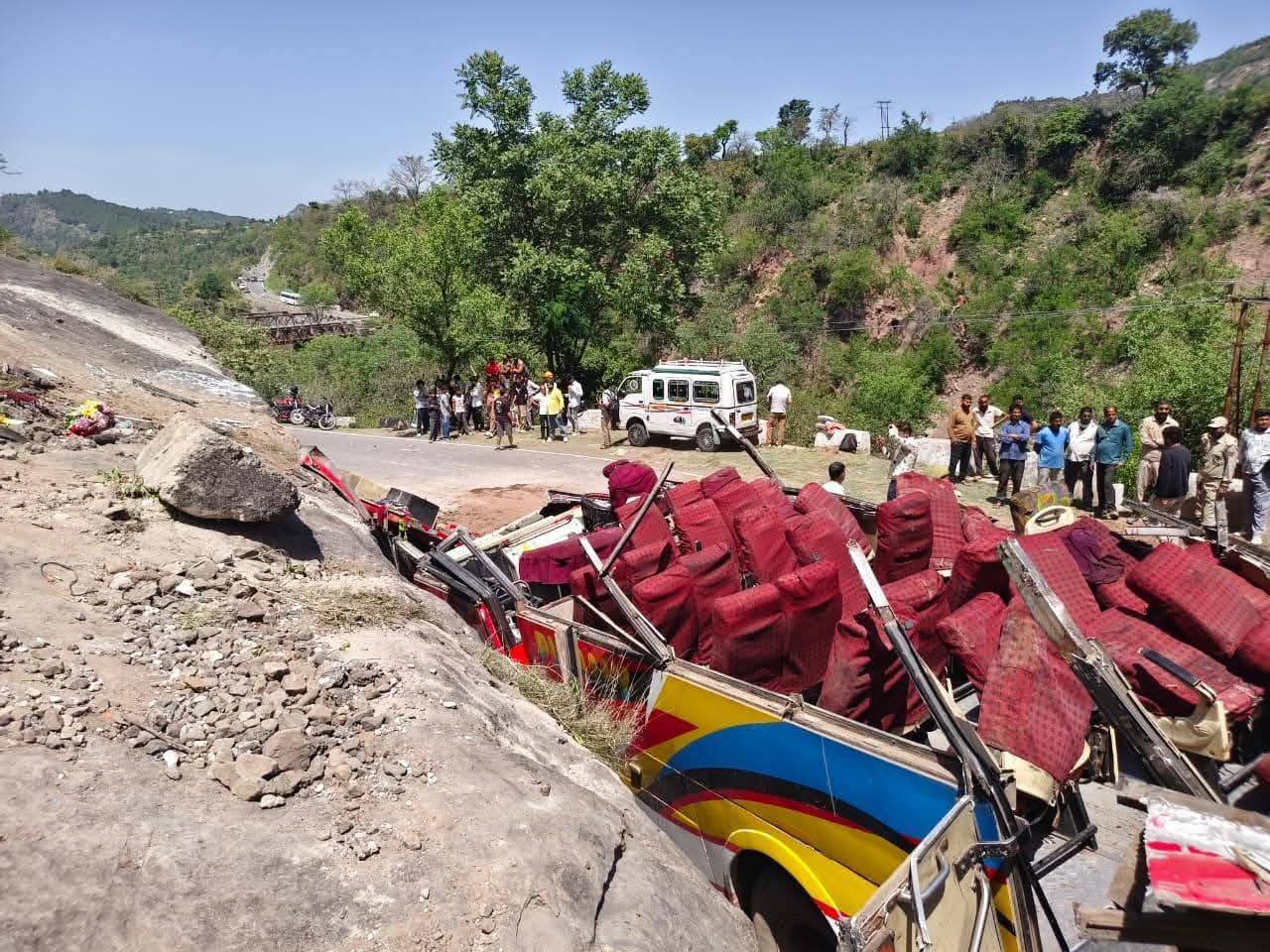 जम्मू कश्मीर के उधमपुर में भीषण सड़क हादसा: अनियंत्रित होकर अचानक पलट गई बस, 15 …