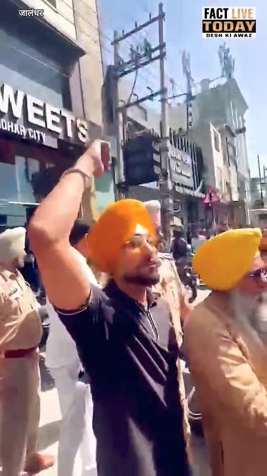 लवली स्वीट्स व LPU के मालिक अशोक मित्तल के खिलाफ जबरदस्त विरोध प्रदर्शन हुआ।
#fa…