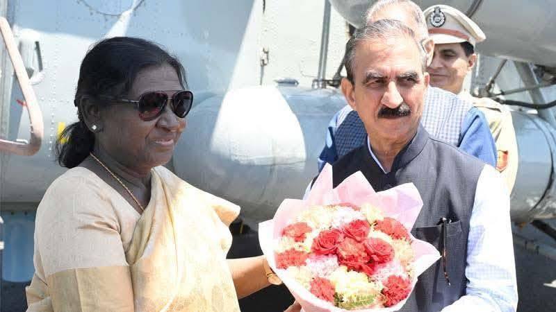 शिमला पहुंची राष्ट्रपति द्रौपदी मुर्मू, राज्यपाल कविंद्र गुप्ता और सीएम सुखविंदर…