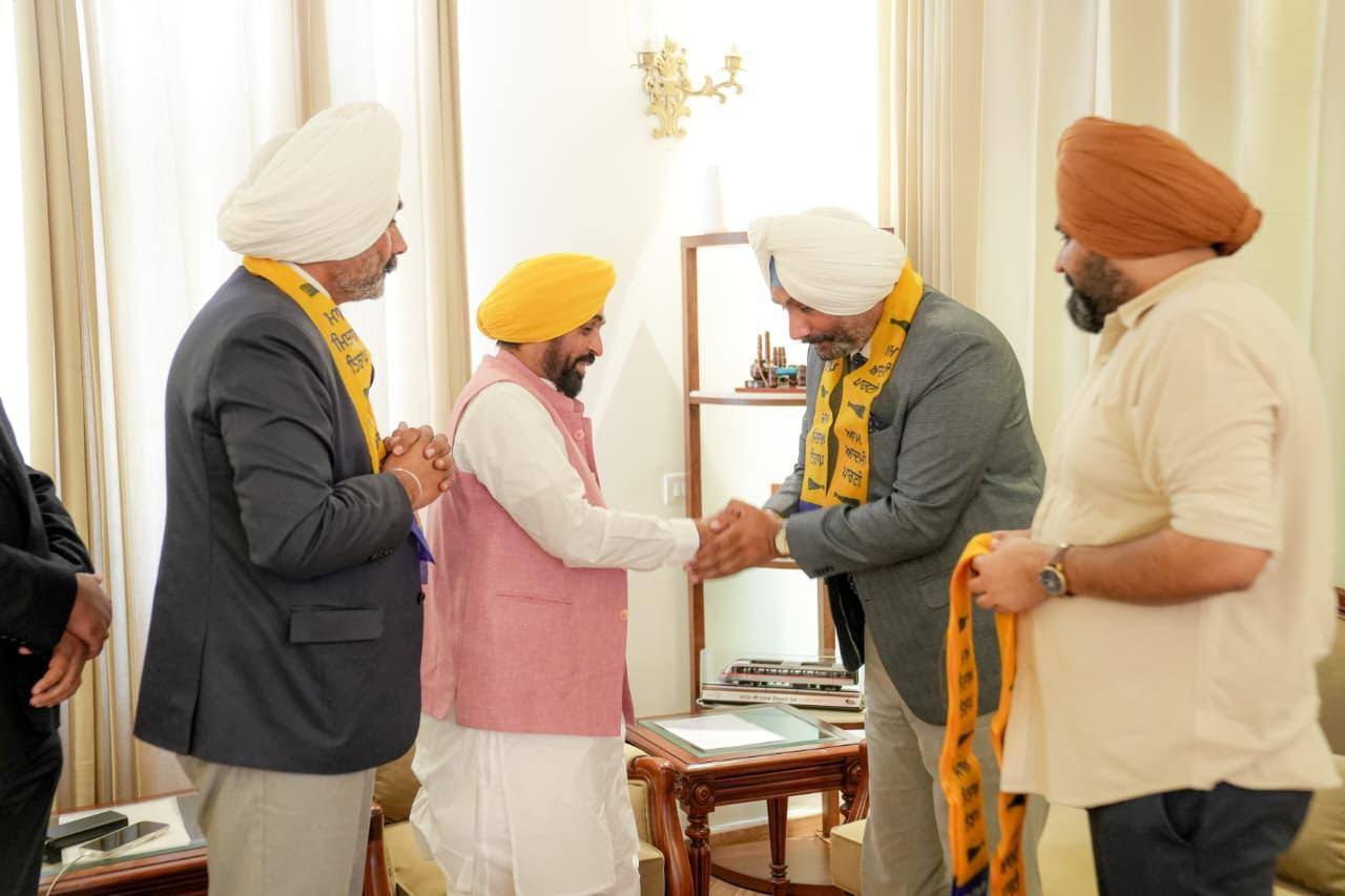 एडवोकेट जीएस घुम्मण और एडवोकेट जीपीएस घुम्मण ‘आप’ में शामिल 

 

मुख्यमंत्री भगव…