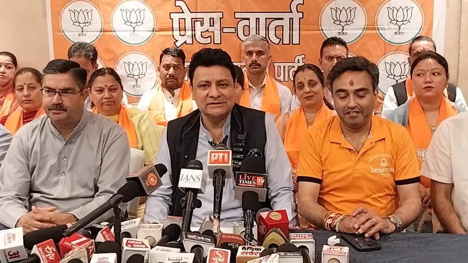 धर्मशाला  : भाजपा विधायक सुधीर शर्मा नगर निगम भाजपा प्रत्याशियों के साथ कर रहे प…