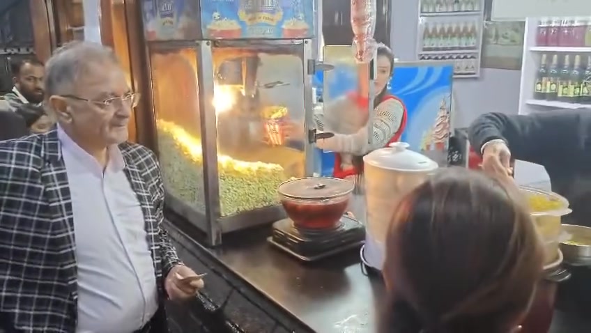 शिमला :पत्नी संग मॉल रोड की सैर पर निकले राज्यपाल कविन्द्र गुप्ता