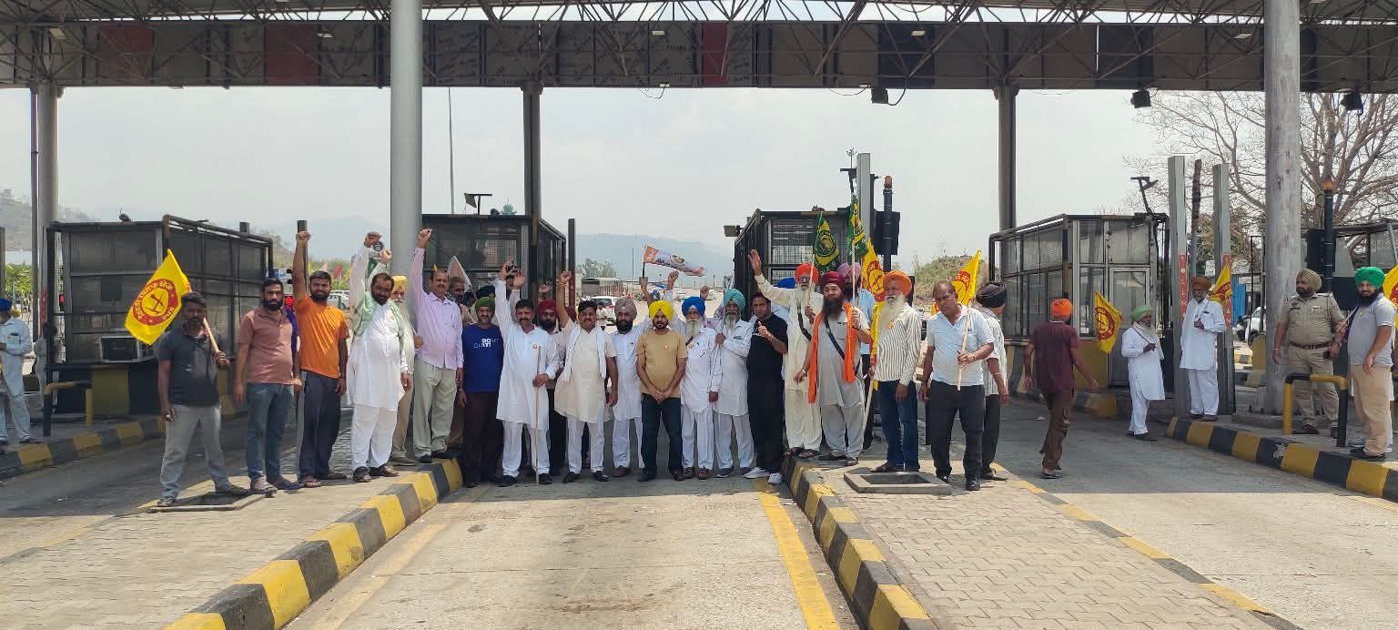 कीरतपुर साहिब–मनाली नेशनल हाईवे पर मोरा टोल । हिमाचल एंट्री टैक्स के विरोध में व…