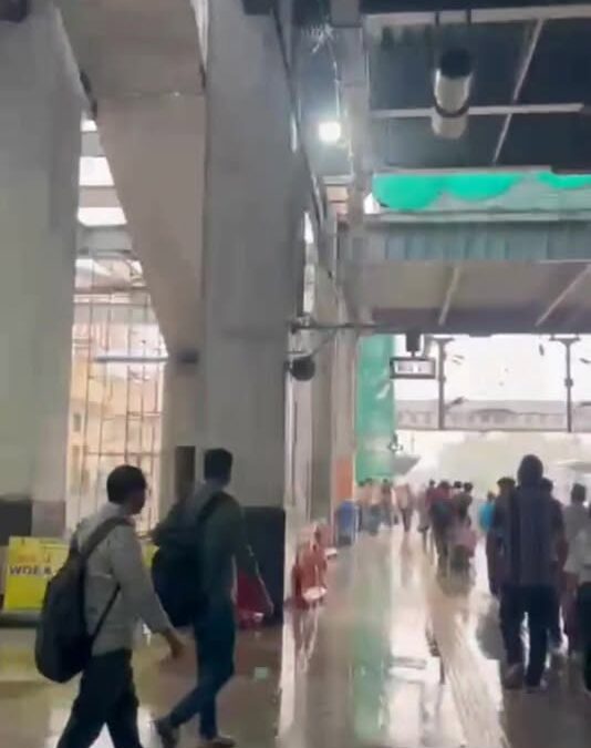 बारिश में बह गई व्यवस्थाओं की पोल! चंडीगढ़ रेलवे स्टेशन बना “वाटर स्टेशन”, यात्र…