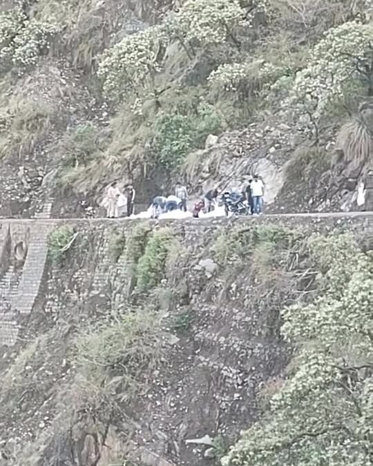 चंबा-नूरपुर NH पर ककीरा के पास इन्नोवा गाड़ी खाई में गिरी, 6 लोगों की मौ.त
#hima…