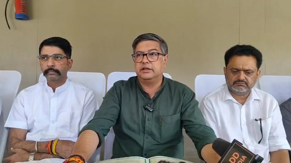 नगर निगम पालमपुर के लिए कांग्रेस द्वारा भवानी सिंह पठानिया,चेतन चौहान,आशीष बुटेल…