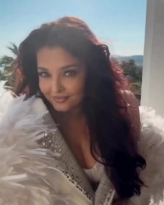 Aishwarya Rai Bachchan का कान्स रेड कार्पेट पर एक और बेहद शानदार लुक सामने आया ह…