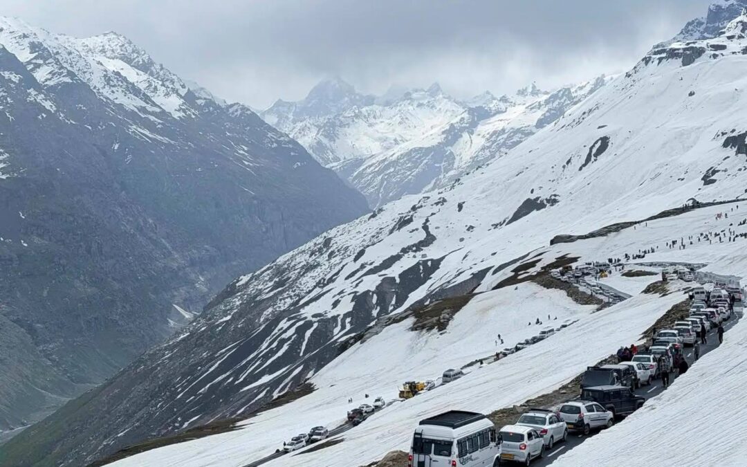 रोहतांग पास पर लगा वाहनों का लंबा जाम
पर्यटन सीजन के चलते मनाली-रोहतांग मार्ग पर…