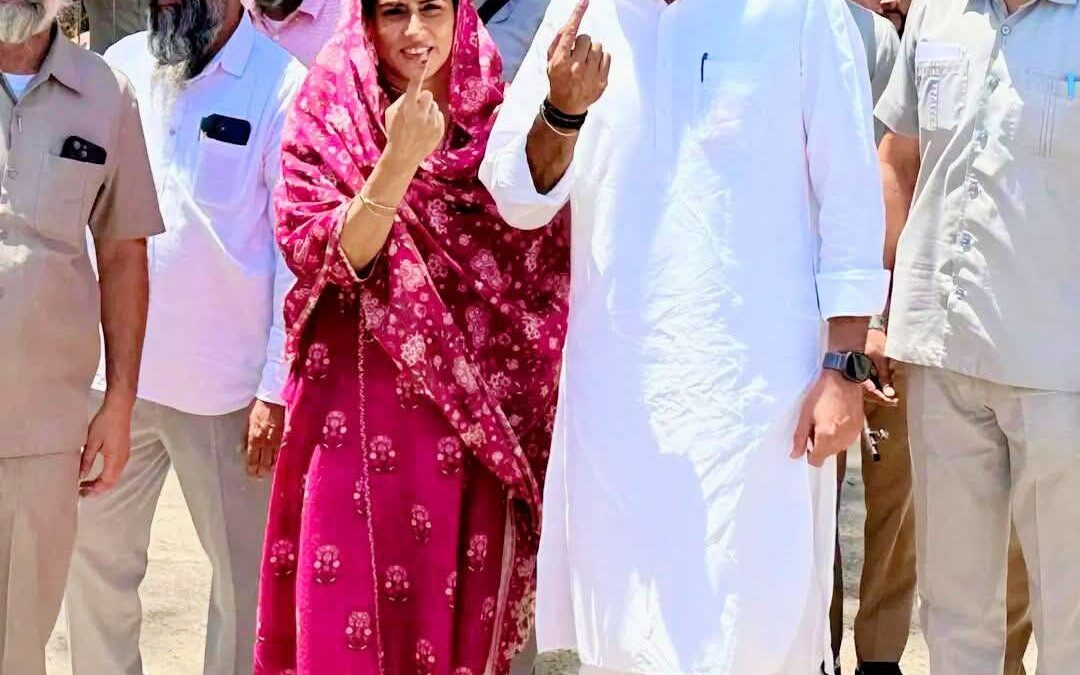 नगर काउंसिल चुनावों में अपने लोकतांत्रिक अधिकार का उपयोग करते हुए धर्मपत्नी गनीव…
