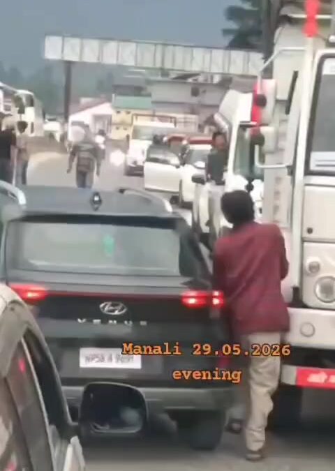 मनाली  बीच सड़क पर रुकवाया ट्रक, और द *राट से तोड़ डाला शीशा।@everyone