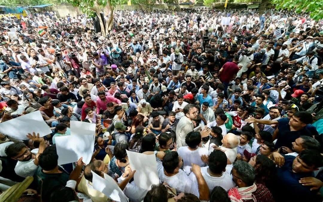 जंतर मंतर पर कॉकरोच जनता पार्टी का प्रोटेस्ट जोर पकड़ रहा है
