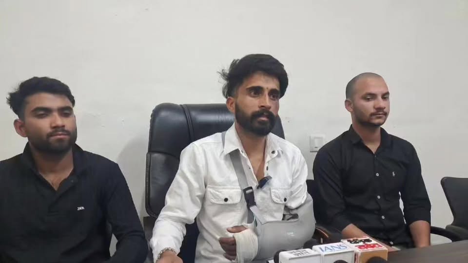 चम्बा : एनएसयूआई चम्बा के जिला अध्यक्ष मुकेश शर्मा पत्रकारों को कर रहे हैं संबोध…