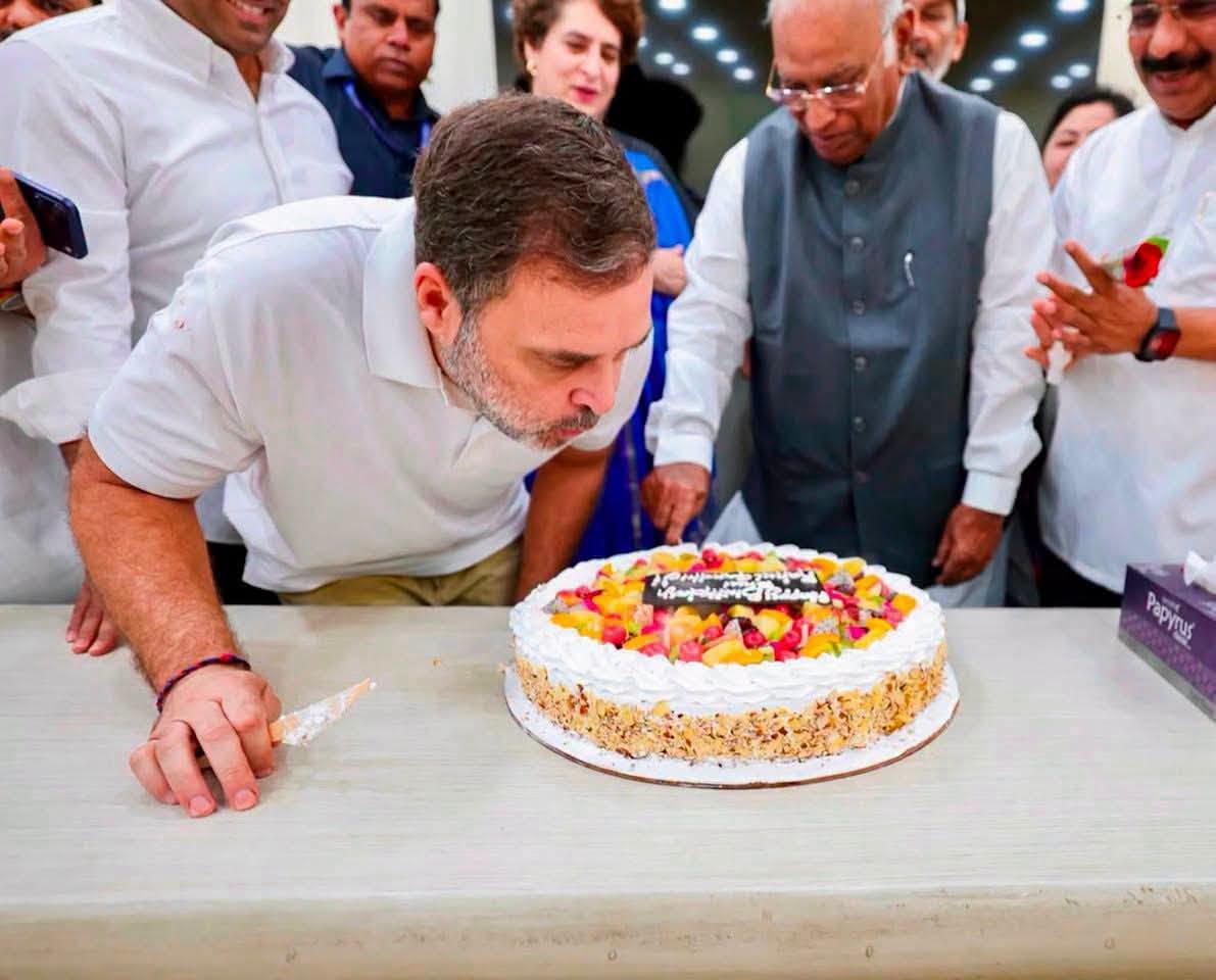 56 के हुए राहुल गांधी, कार्यकर्ताओं संग मनाया जन्मदिन