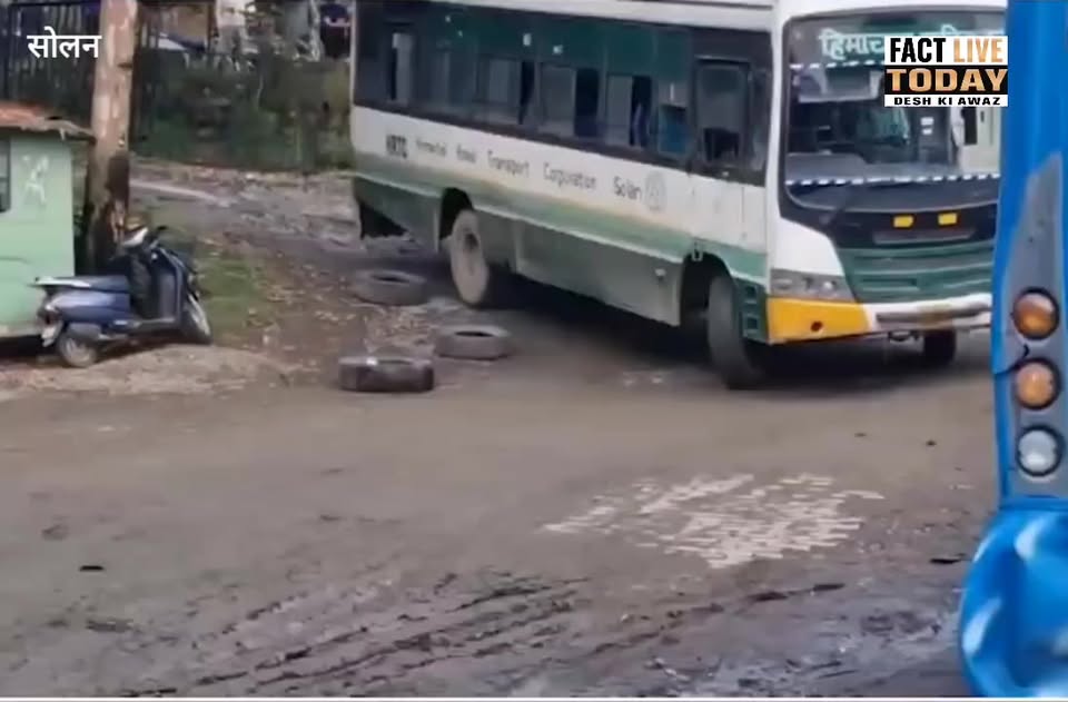 सोलन: HRTC की अस्थायी भर्ती के हाल, ट्रायल में ही ठोक दी बस
#factlivetoday #CMOH…