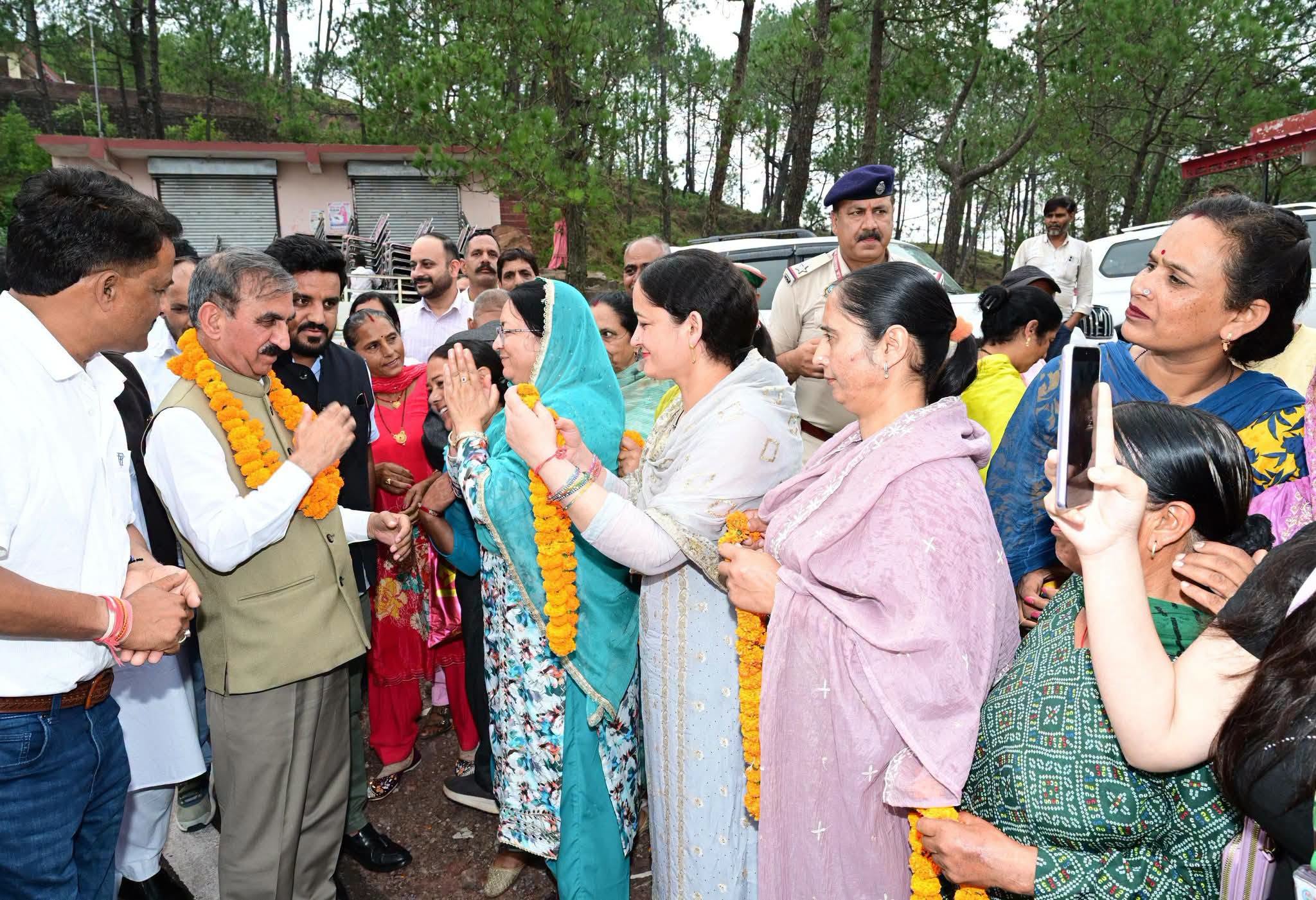 HCM : सोलन जिला के बोहली गांव पहुँचने पर आप सभी से मिले आत्मीय स्नेह से अभिभूत ह…