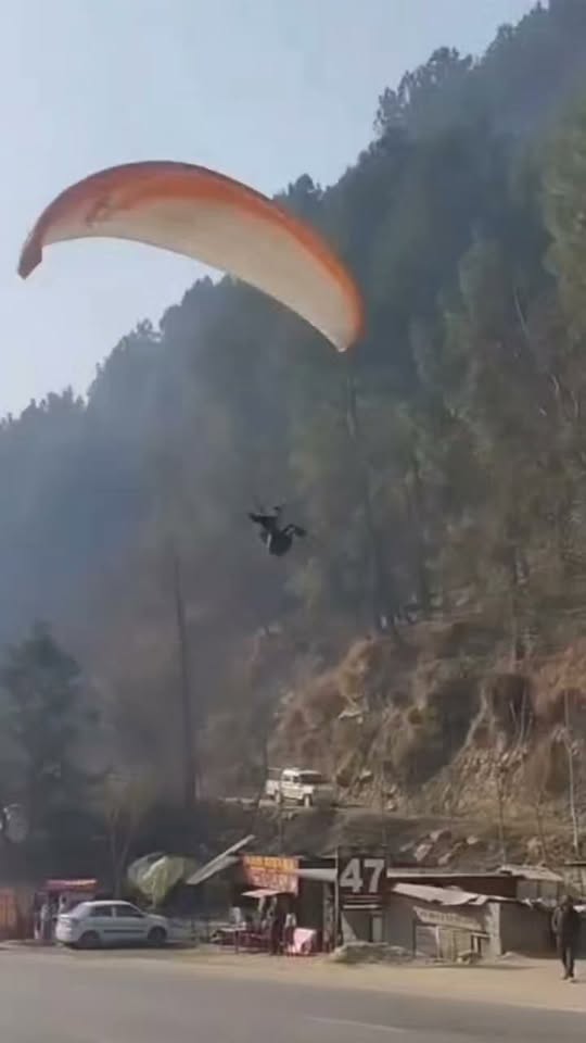 कुल्लू के रायसन में पैराग्लाइडर की बीच सड़क पर लैंडिंग, वीडियो सोशल मीडिया पर वा…